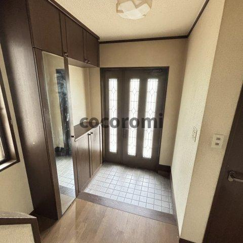 東香里南町貸家の玄関