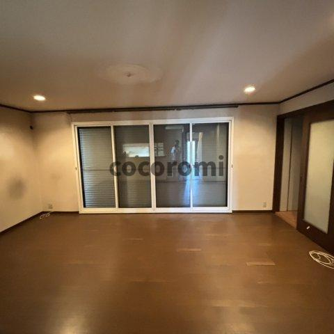 東香里南町貸家の居間・リビング