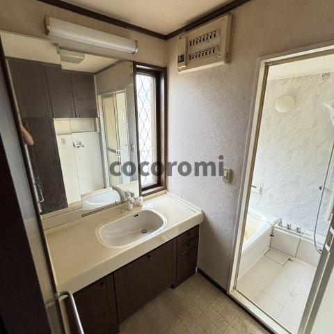 東香里南町貸家の洗面所