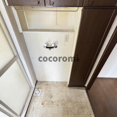 東香里南町貸家の玄関