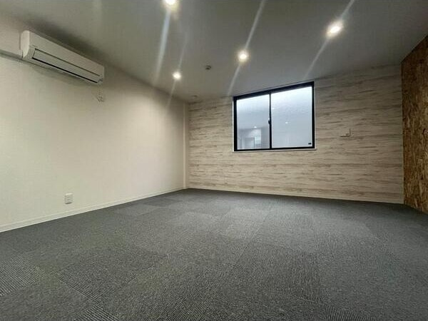 黒原城内町ガレージハウスの居間・リビング