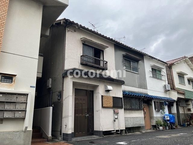 金田町貸家のエントランス