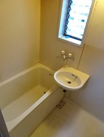 メゾンハウス　メゾネット　角部屋　閑静な住宅街の浴室