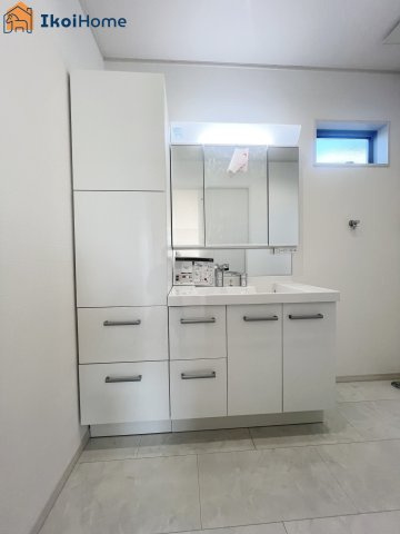 明石市大久保町大窪　新築戸建　の洗面所|【ホームページに現地動画掲載中】●年中無休：当日予約可●収納力の高い棚が設置され、タオル類の収納に便利