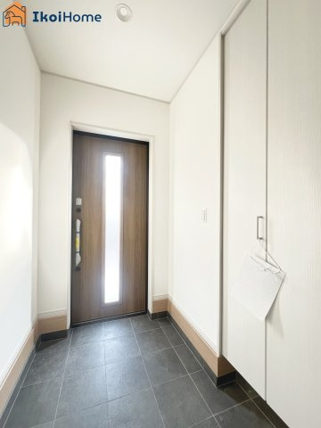 明石市大久保町大窪　新築戸建　の玄関|【ホームページに現地動画掲載中】●年中無休：当日予約可●玄関は大きな靴箱が完備！大変便利でございます