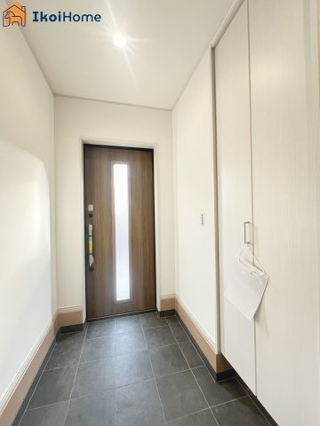 明石市大久保町大窪　新築戸建　の内装|【ホームページに現地動画掲載中】●年中無休：当日予約可●玄関ドアには窓があるので光が入り明るい空間！