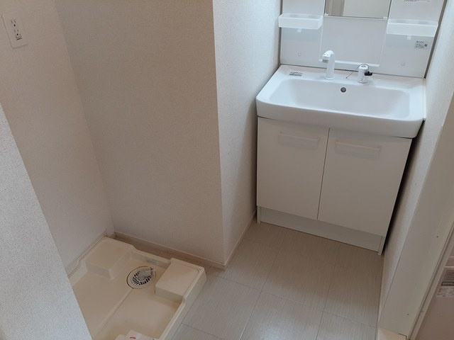 収納スペースもある独立洗面化粧台付き☆