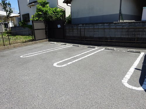 サン・フェルメール壱番館の駐車場|
