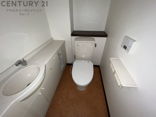 洗面台付でウォシュレット付のトイレです
