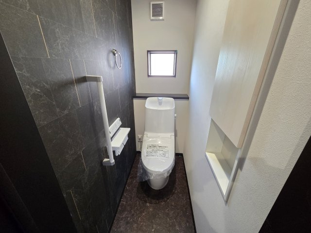 新築　クライン桐生市広沢町第2期　2号棟のトイレ|現地写真　トイレは洗浄機能付きです！壁面収納も嬉しいですね♪手すりも付いていて安心です！