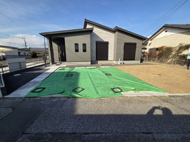 新築　クライン桐生市広沢町第2期　2号棟の駐車場|現地写真　駐車は建物南側に並列2台可能です！隣の土の部分も砕石や土間コンクリートにすれば並列4台になりますよ！