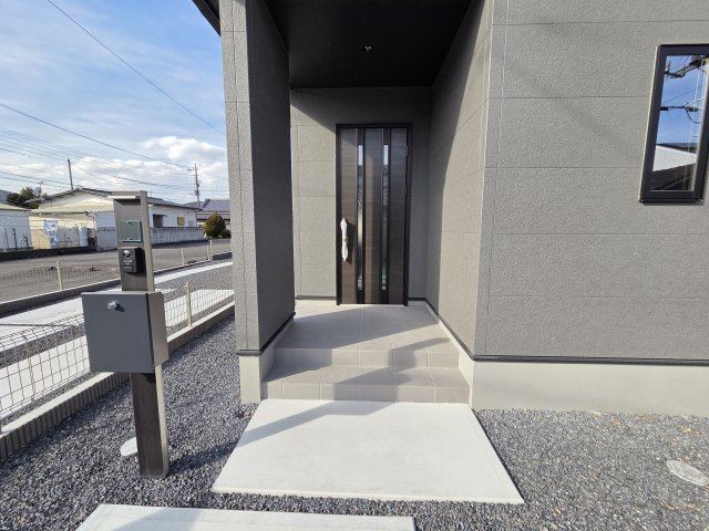 新築　クライン桐生市広沢町第2期　2号棟の玄関|現地写真　TVモニター付きドアホンはポストと一体型！玄関は屋根付きなので雨の日でも開け閉めの際濡れずにすみますね！