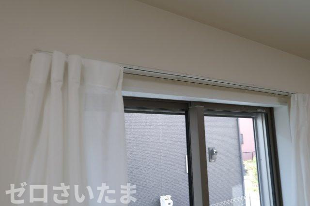 《仲介手数料無料》桜区栄和１丁目17-25新築一戸建てハートフルタウンの居間・リビング|リビングにカーテンレールが付いています。