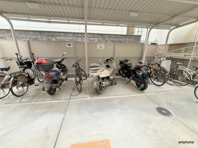 エスライズ難波　仲介手数料無料の駐車場