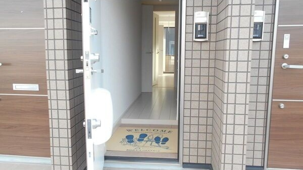 ジュネスコートの玄関