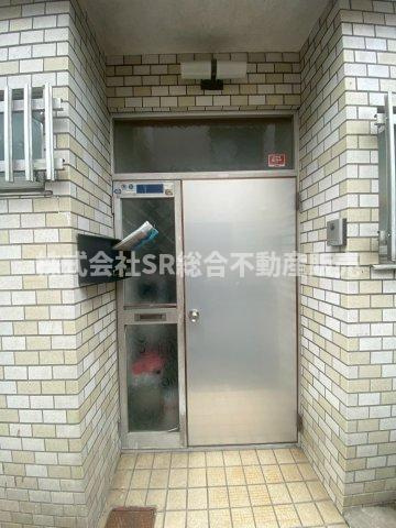 大蓮南1丁目中古テラスハウスの玄関|既に借主様がいる状態で、一から借主を探す必要がなく収益を得られるのがメリットです♪