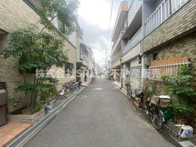 大蓮南1丁目中古テラスハウスの前面道路含む現地写真|小学校、スーパー、コンビニ、郵便局が徒歩10分圏内の立地です！