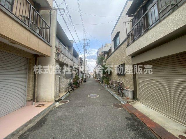 大蓮南1丁目中古テラスハウスの前面道路含む現地写真|オーナーチェンジ物件や不動産投資物件をお探しなら、東大阪市全域に強い当社までご連絡ください。