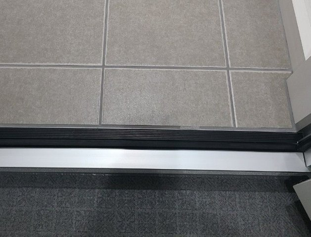 グランクオール青井WESTの玄関