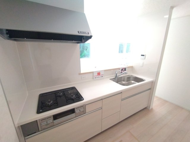 水戸市渡里町　第5のキッチン|キッチンです。お洒落なカウンターキッチン♪カウンター越しからリビングが見渡せるので、お子様の様子を見守りながらお料理が作れる嬉しいカウンターキッチン♪（同施工物件）