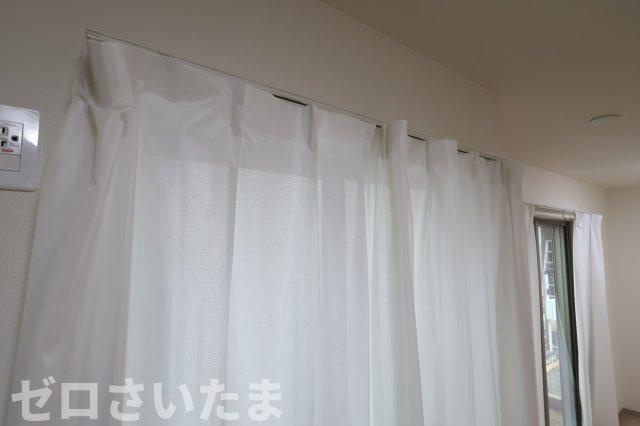 《仲介手数料無料》桜区栄和１丁目17-25新築一戸建てハートフルタウンの居間・リビング|カーテンレール付き