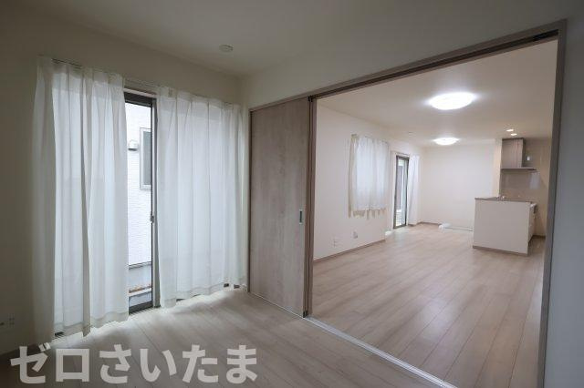 《仲介手数料無料》桜区栄和１丁目17-25新築一戸建てハートフルタウンの洋室|１６帖のリビングダイニングと繋がっています。