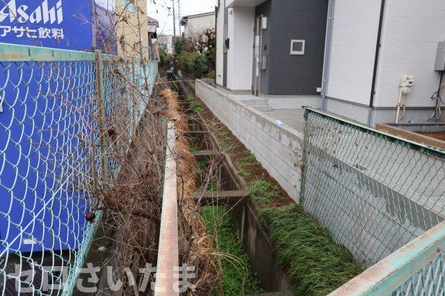 《仲介手数料無料》桜区栄和１丁目17-25新築一戸建てハートフルタウンの外観|東側に小さな用水路が流れています。