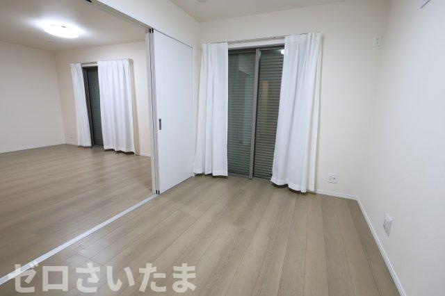 《仲介手数料無料》桜区栄和１丁目17-25新築一戸建てハートフルタウンの洋室|15帖のLDKとつながっています。