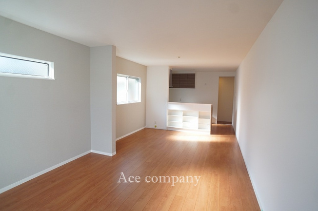 【居間・リビング】 | 八尾市南亀井町2丁目 | 【LDK：広々20帖！】