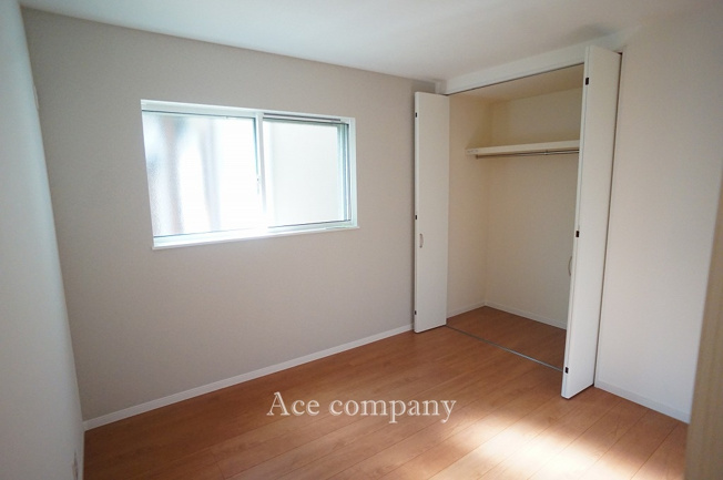 【子供部屋】 | 八尾市南亀井町2丁目 | 【1階：西側洋室5.3帖】クローゼット完備です♪