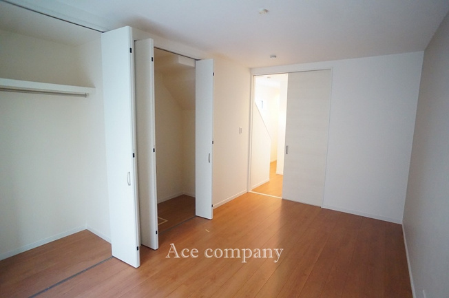 【寝室】 | 八尾市南亀井町2丁目 | 【1階：洋室7.5帖】大容量の収納完備♪【クローゼット＋物入収納（床下収納付）】