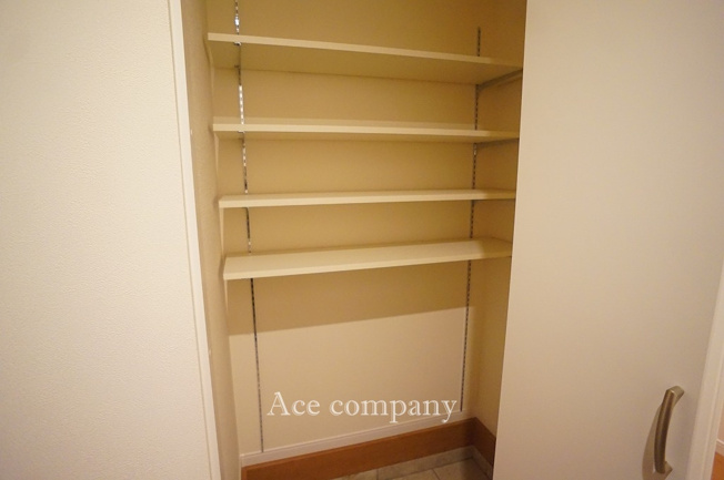 【収納】 | 八尾市南亀井町2丁目 | 玄関の物入収納（可動式の棚付）です♪