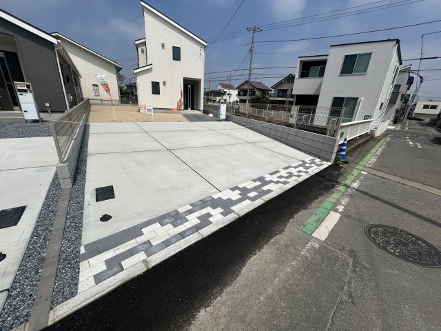新築　前橋市三河町２丁目24-1期　LIGNAGE　1号棟の駐車場|現地写真　駐車スペースは並列2台+2台分可能です！
