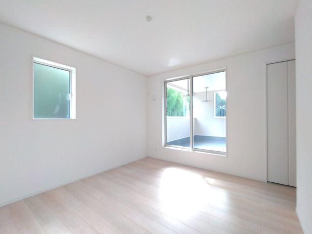 水戸市渡里町　第5の洋室|洋室です。陽当たりが良くサッシにはペアーガラスを採用高い断熱性による省エネで快適な暮らしを～！（同施工物件）