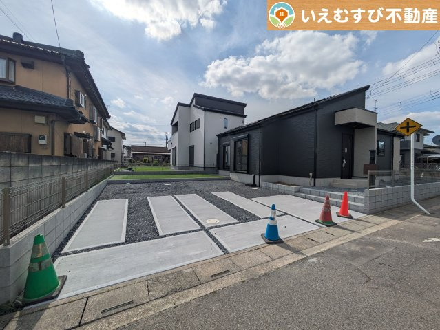 GRAFARE　羽生市北3期の駐車場|並列3台駐車可能なゆとりのカースペース
複数台車をお持ちでも、お友達が遊びに来てもゆとりの駐車スペース！