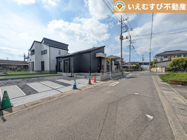 GRAFARE　羽生市北3期の前面道路含む現地写真|充分な広さの5.9ｍ前面道路
間口が広くお車の出し入れも問題なく行えるスペースが確保されています♪