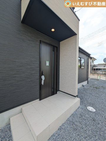 GRAFARE　羽生市北3期のエントランス|落ち着いた色づかいのエントランス
駐車場からアクセスの良いエントランス。雨の日や荷物が多くても安心の動線♪