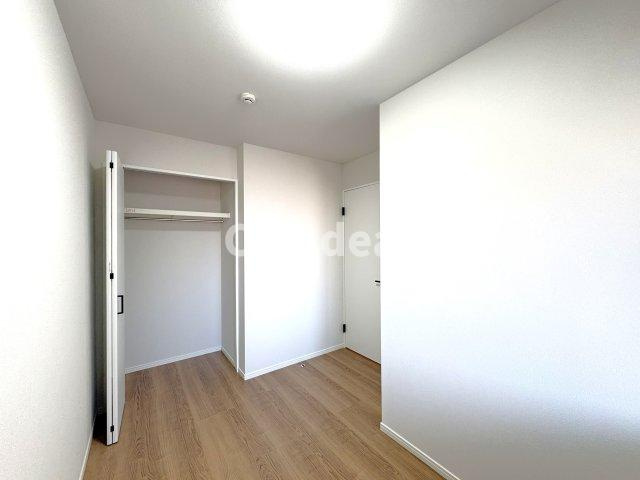 ライオンズマンション西新井本町の寝室|ドキドキの新生活も、安心してスタート。ぴったりの住まいを見つけませんか？クランディアが一緒に住まい選びをサポートします‼　まずは、お気軽にお問合せください　＃クランディア