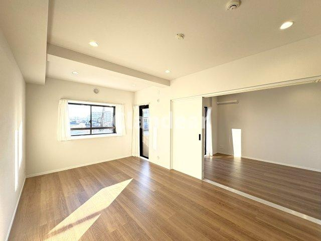 ライオンズマンション西新井本町の居間・リビング|ドキドキの新生活も、安心してスタート。ぴったりの住まいを見つけませんか？クランディアが一緒に住まい選びをサポートします‼　まずは、お気軽にお問合せください　＃クランディア