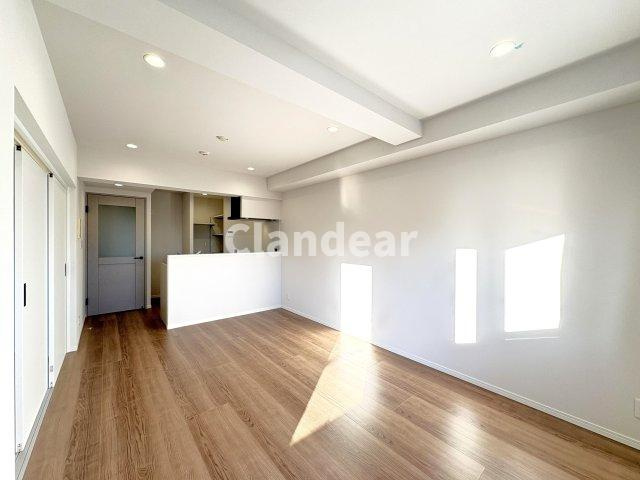 ライオンズマンション西新井本町の居間・リビング|ドキドキの新生活も、安心してスタート。ぴったりの住まいを見つけませんか？クランディアが一緒に住まい選びをサポートします‼　まずは、お気軽にお問合せください　＃クランディア