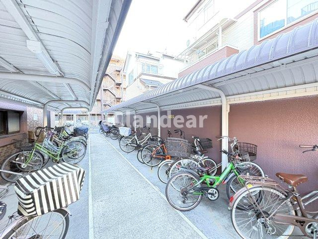 ライオンズマンション西新井本町の駐輪場|ドキドキの新生活も、安心してスタート。ぴったりの住まいを見つけませんか？クランディアが一緒に住まい選びをサポートします‼　まずは、お気軽にお問合せください　＃クランディア