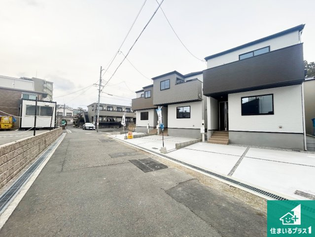 豊中市清風荘　第1期　新築一戸建ての前面道路含む現地写真|周辺は閑静な住宅街！前面道路広々で車の出し入れも便利です。駐車が苦手な方でも安心して車庫入れできます！