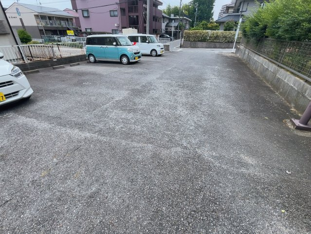 ローズコート大東の駐車場