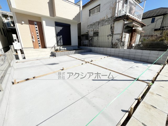 狭山市水野・全2棟　新築一戸建　B号棟　～大型パントリー～の駐車場|並列2台駐車可能。