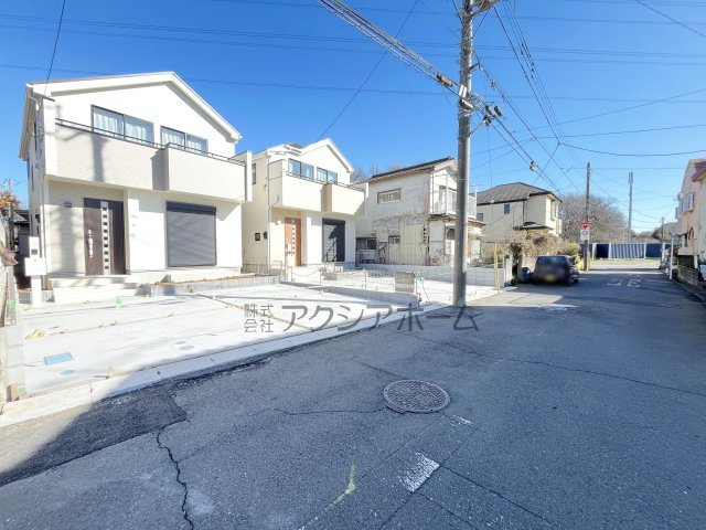 狭山市水野・全2棟　新築一戸建　B号棟　～大型パントリー～の前面道路含む現地写真