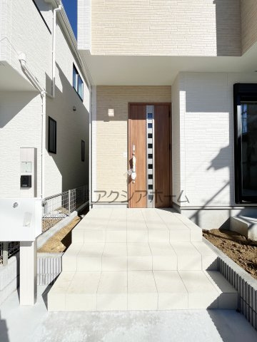 狭山市水野・全2棟　新築一戸建　B号棟　～大型パントリー～の玄関