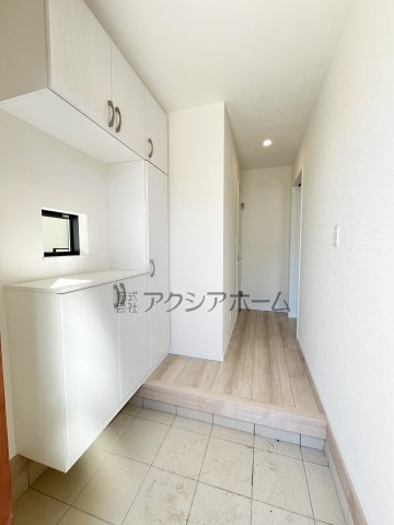 狭山市水野・全2棟　新築一戸建　B号棟　～大型パントリー～の玄関