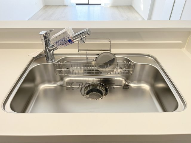 狭山市水野・全2棟　新築一戸建　B号棟　～大型パントリー～のキッチン