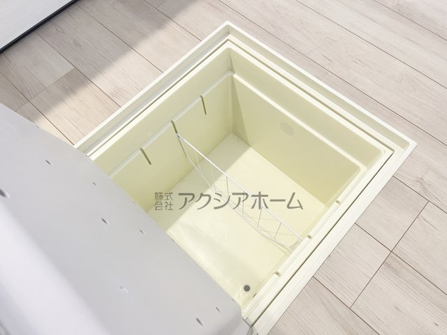 狭山市水野・全2棟　新築一戸建　B号棟　～大型パントリー～のキッチン|床下収納