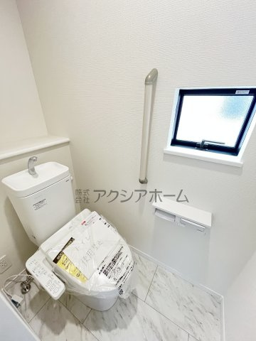 狭山市水野・全2棟　新築一戸建　B号棟　～大型パントリー～のトイレ